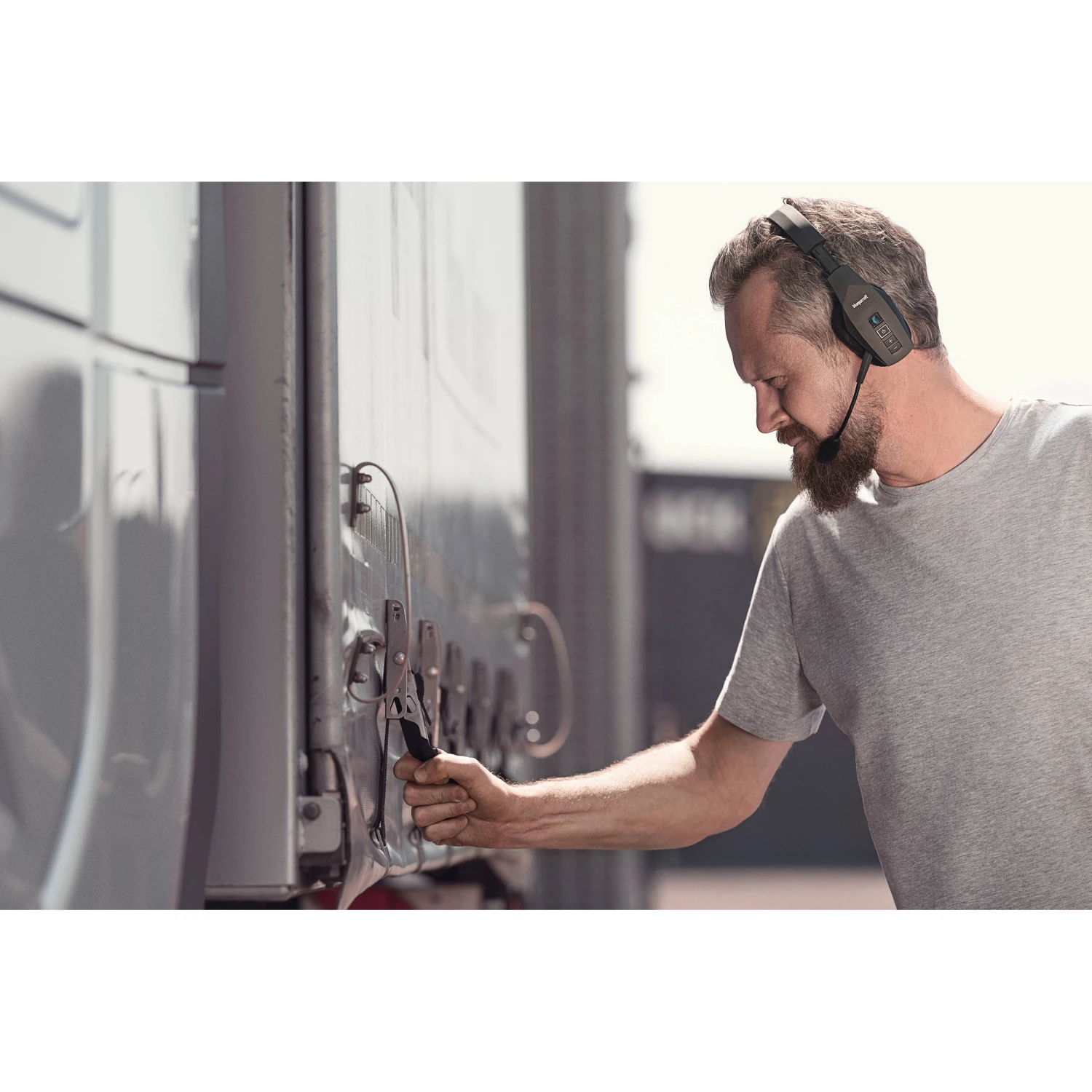 BlueParrott B550-XT Bluetooth Headset(Blueparrott B550 Xt Bluetooth Headset) 6 BlueParrott B550-XT Bluetooth Headset(Blueparrott B550 Xt Bluetooth Headset) - Image 6